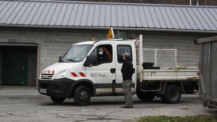 Après un café et une décision concernant la marche à suivre pour la journée, les 3 binômes d’agents du service des espaces verts de la ville de Roubaix se rendent sur les lieux d’entretien. © L. Hespel